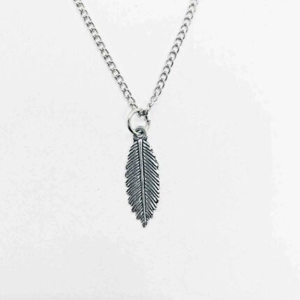 Detailed Feather Necklace